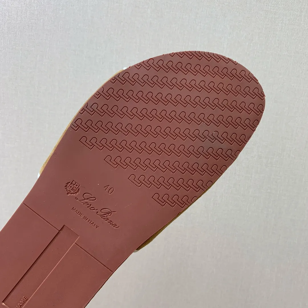 【LP】P:600💰 Size: 39-46 (45.46 can be customized) 【Loro Piana】LP men's slippers. Italian top cashmere is retro, elegant, low-key and luxurious. Both fashionable and practical, the leather is still of the highest quality in the entire network. The upper is silky and smooth. Wear-resistant and highly elastic beef tendon bottom. .